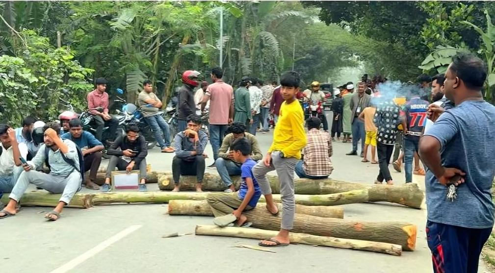 জামালপুরে তেলের গুজবে সড়ক অবরোধ, ভোগান্তি